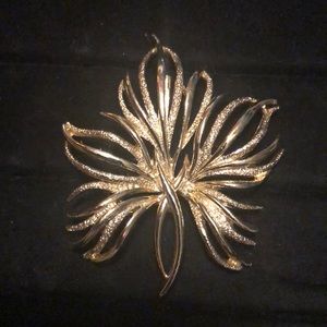 NWOT Gold Tone Leaf Brooch